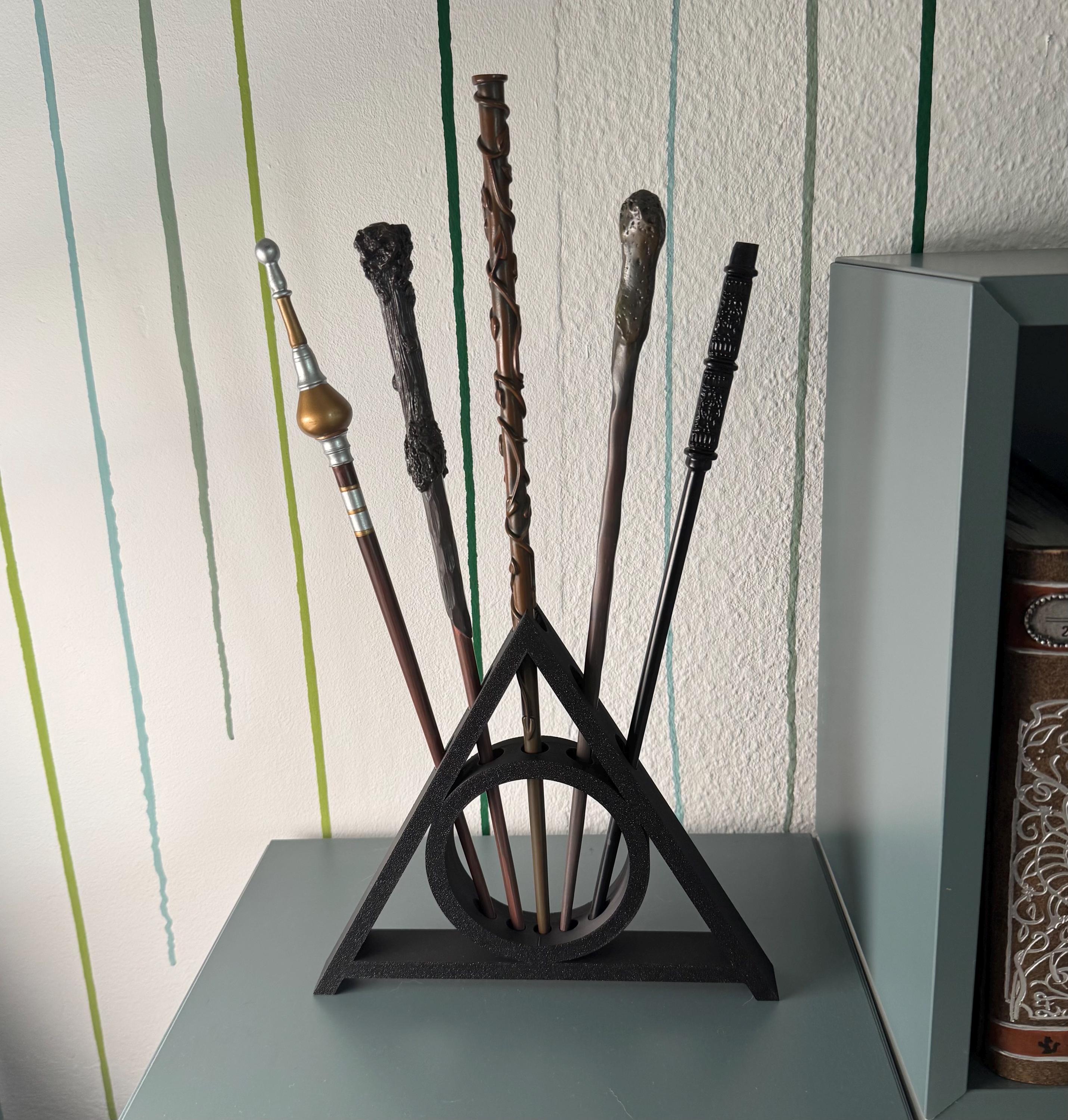 Magischer Zauberstabhalter – Stilvolle Präsentation für bis zu 5 Zauberstäbe