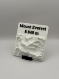 Mount Everest 3D Modell – Weißes Relief auf Platte – Topografische Nachbildung – 3D Druck – Deko für Bergliebhaber & Geographie-Fans