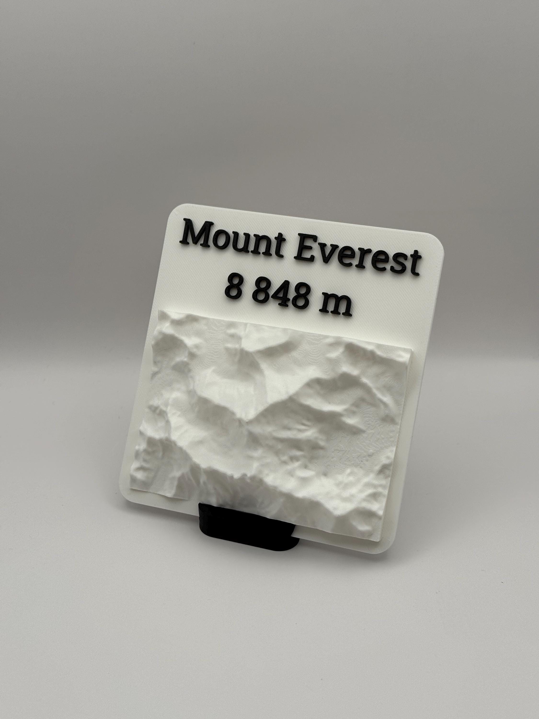Mount Everest 3D Modell – Weißes Relief auf Platte – Topografische Nachbildung – 3D Druck – Deko für Bergliebhaber & Geographie-Fans